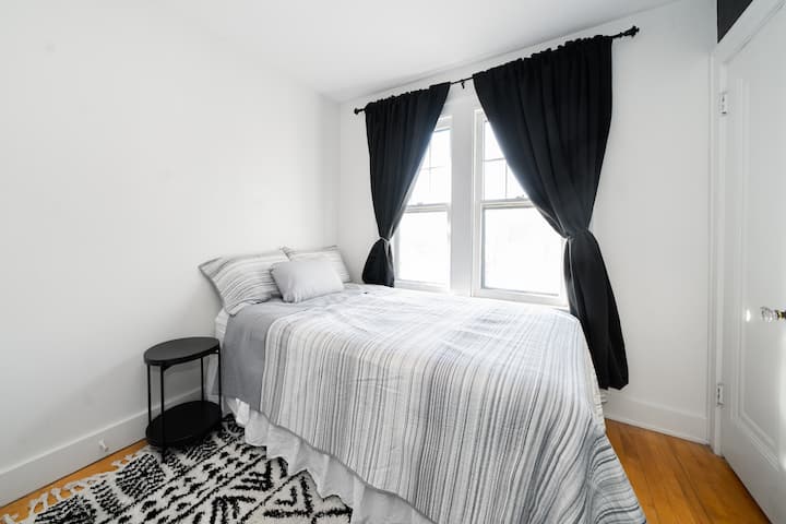 בחדר שינה מס '3 יש מיטה מלאה, שידה וארון לשימוש האורחים. 