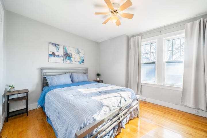 בחדר שינה מס '1 יש מיטת קווין סייז, שידה וארון לשימוש האורחים. 