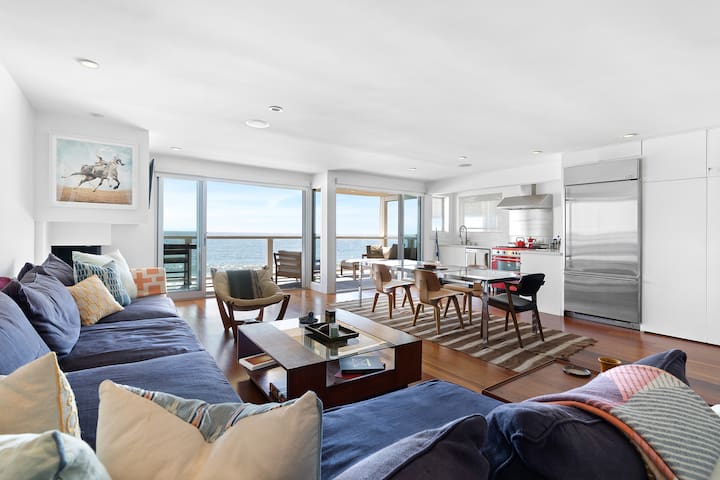 Beachside Condo on Carbon Beach