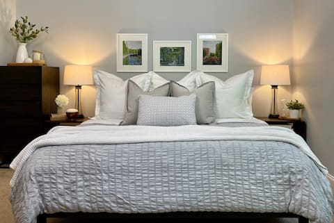 Walk to Main St & Falls Park, Upscale Townhouse