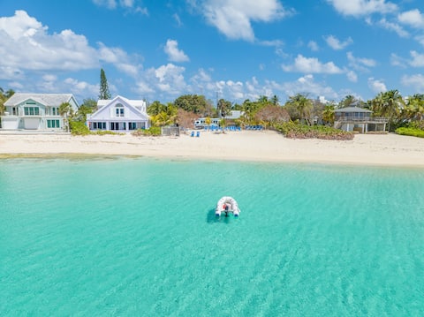 7 Mile Beach (Sleep 10) Amazing Rooftop + Pool