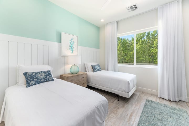 Twin room. Can convert to KING. 