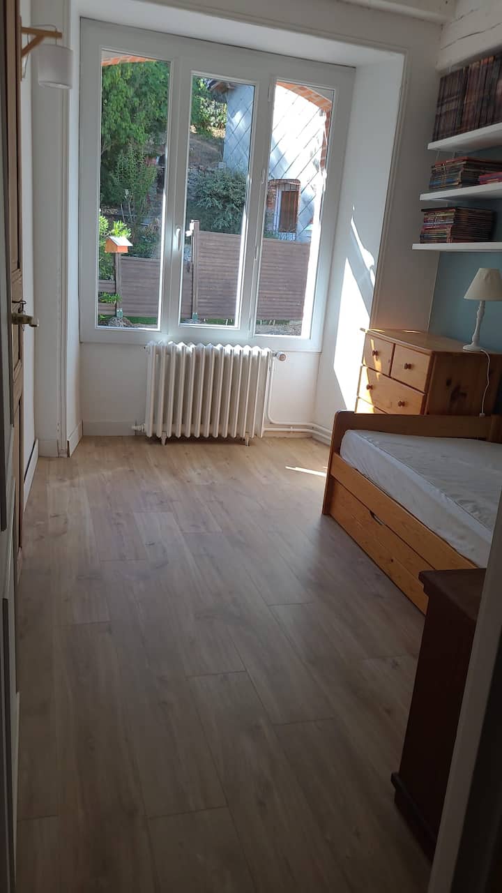 Соба со 2 единечни кревета - кревет на извлекување