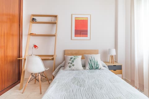 Room in Villanueva de La Cañada with a bathroom.