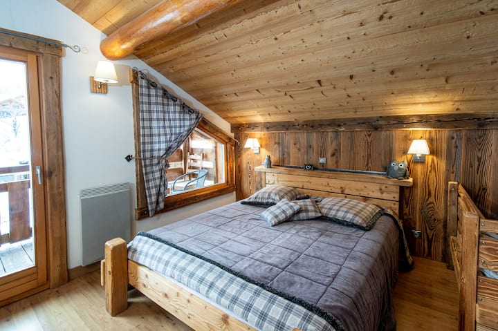 Upstairs room 
Bed 160 / 200 
With a fixed crib 
Desk 
Balcony access 