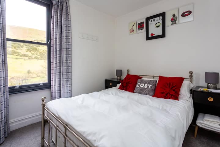 De Montfort double bedroom