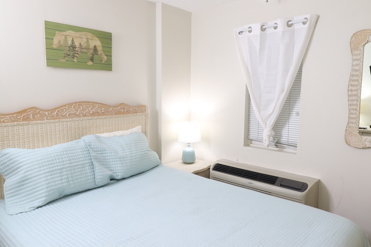 Schlafzimmer 3 mit eigenem Bad und nur wenige Schritte bis zur Haustür, um die ruhige Bergseite zu genießen. 