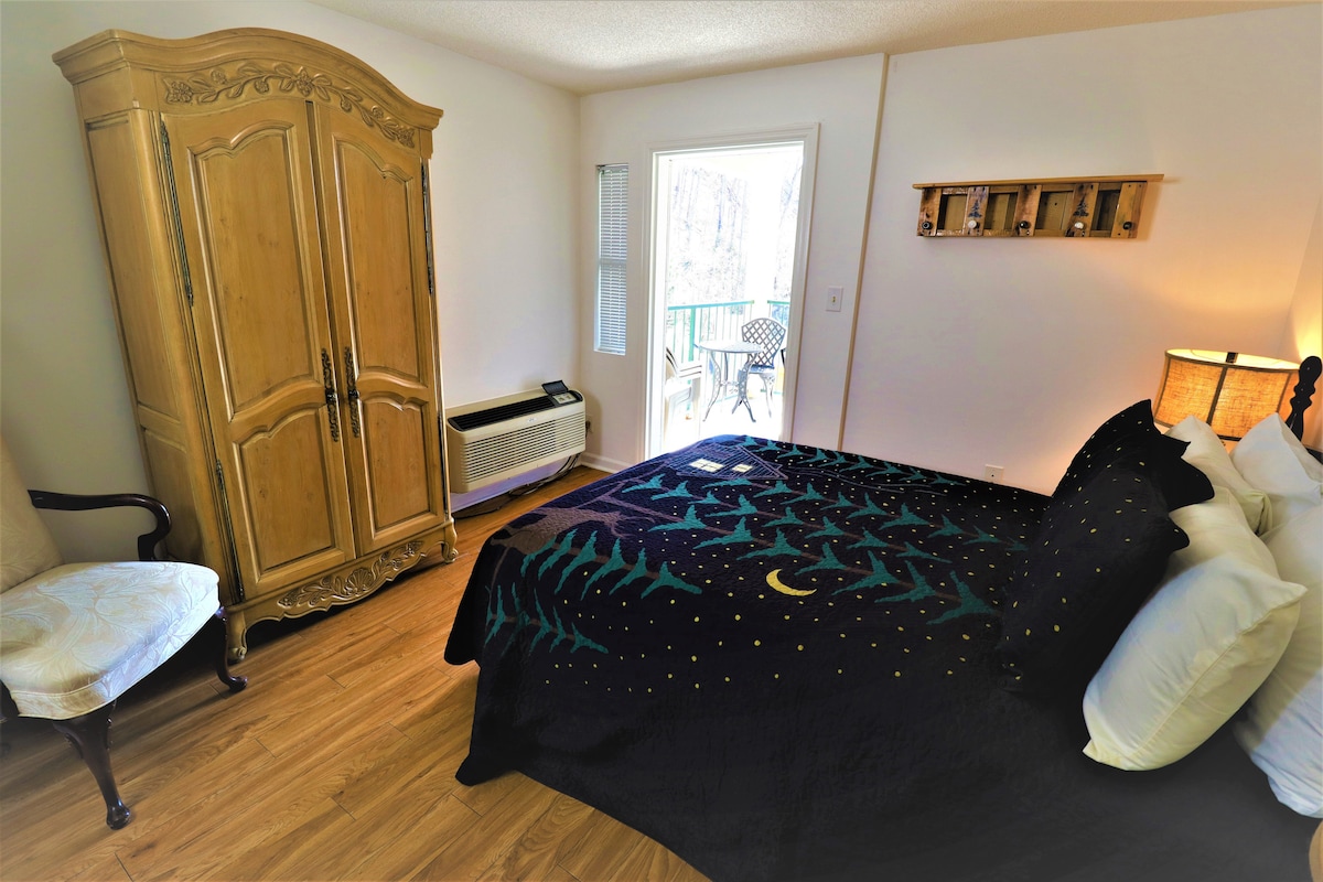 Hauptschlafzimmer eins mit eigenem Zugang zum Eckbalkon und  eigenem Bad. 