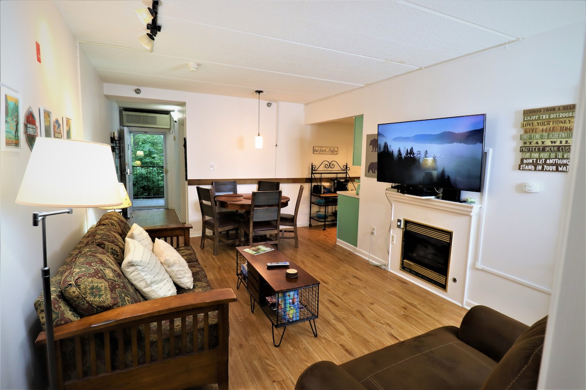 Genieße Familie und Freunde in deinem offenen Konzept für Wohnen, Essen und Küche.  Der Esstisch ist groß genug für das Abendessen oder deinen Urlaubsspielabend. 
Nach den Feierlichkeiten ist deine private Master-Suite mit Eckbalkon bereit zum Genießen. 