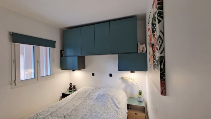 ห้องนอนพร้อมที่เก็บของและเตียงขนาด 140 ซม.