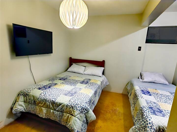 クローゼットとベッド2台付きの2号室（ 2、1/2 ）