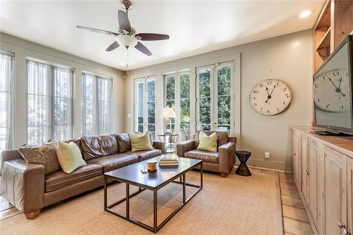 Beautiful Light filled 3 Bedroom/3bth Home Uptown gallery image 2