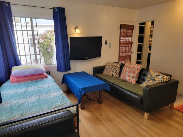 6 Blocks From Beach - Sunny Upstairs Guest House - Santa Monica, CA