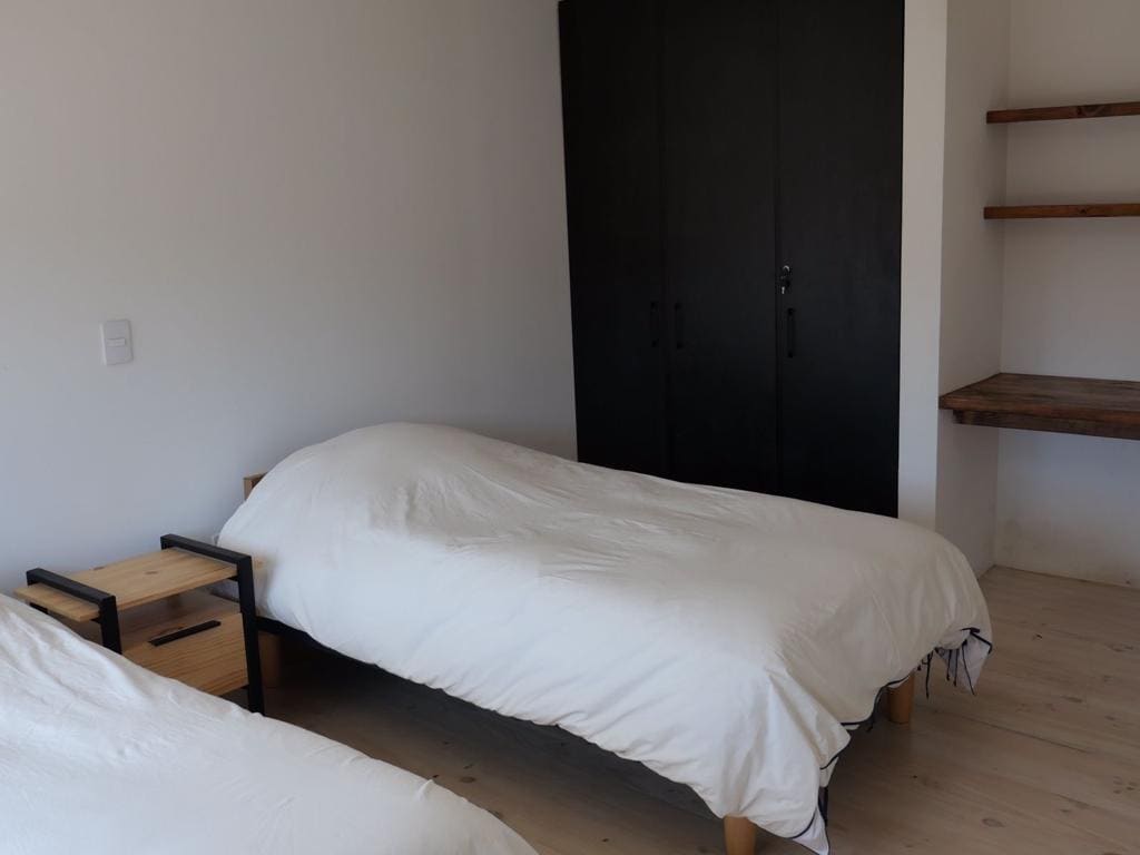 dos habitaciones de una sola cama con escritorio - dos camas con escritorio - dos camas individuales con escritorio