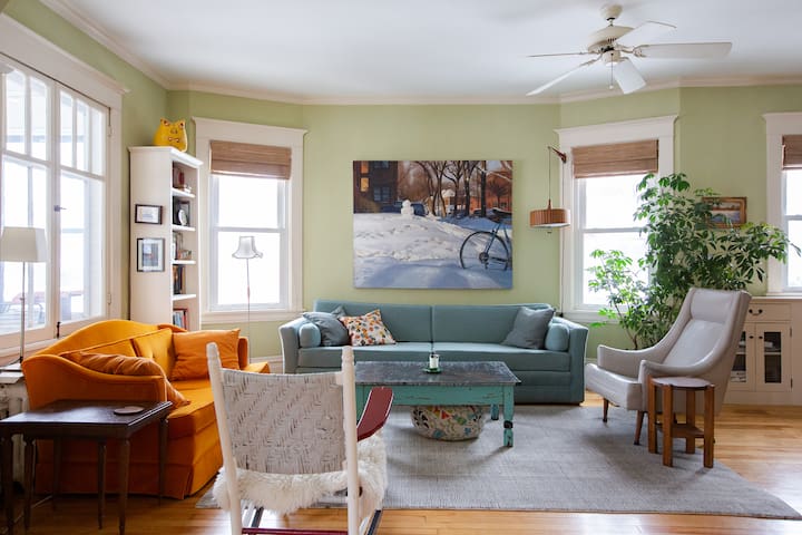 Cheerful S. Mpls. home base, close to everything!