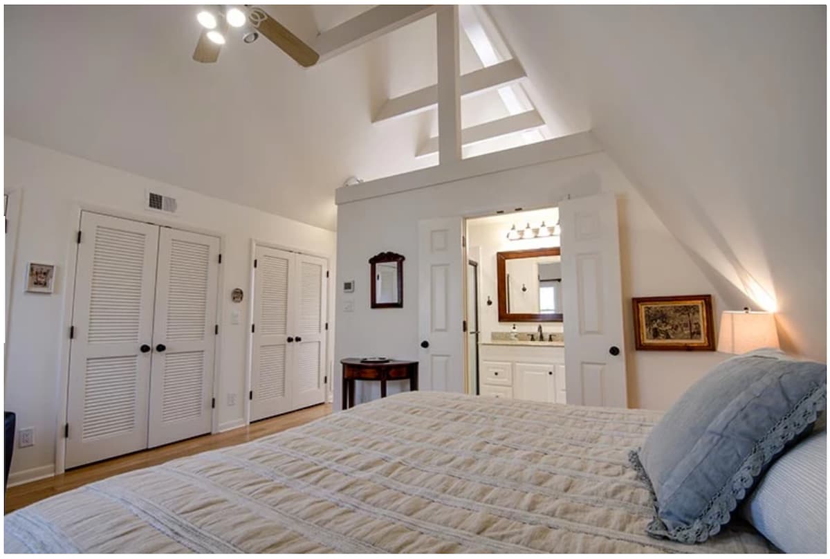 Chumba cha kulala cha Master kilicho na kitanda cha malkia. Ghorofa ya juu na umbo la A linaangalia sehemu ya kuishi.  Sakafu ya mbao ngumu. Quietude.com