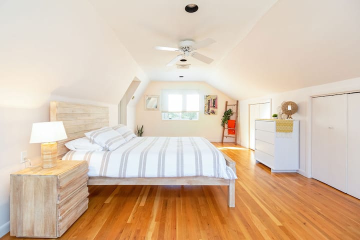 Dormitorio grande con cama tamaño queen 