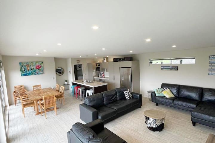Modern Family Suntrap With Views Of Brynderwyns - Mangawhai