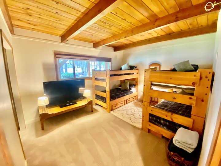 חדר עם מיטה זוגית - מקום לארבעה אנשים. למטה, ארון גדול לאחסון.