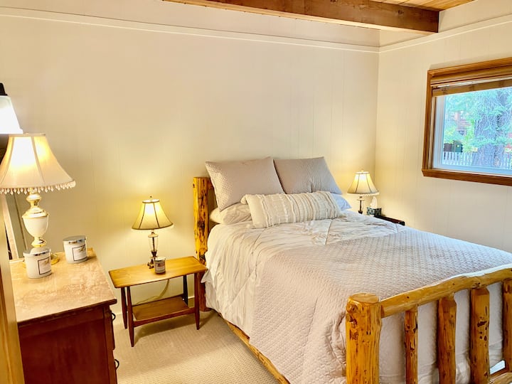 חדר שינה כפול למטה, מגירה לאחסון.