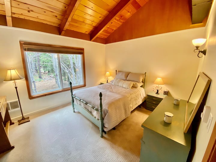 חדר שינה זוגי - למעלה, עם ארון גדול ושפע של מקום במגירה