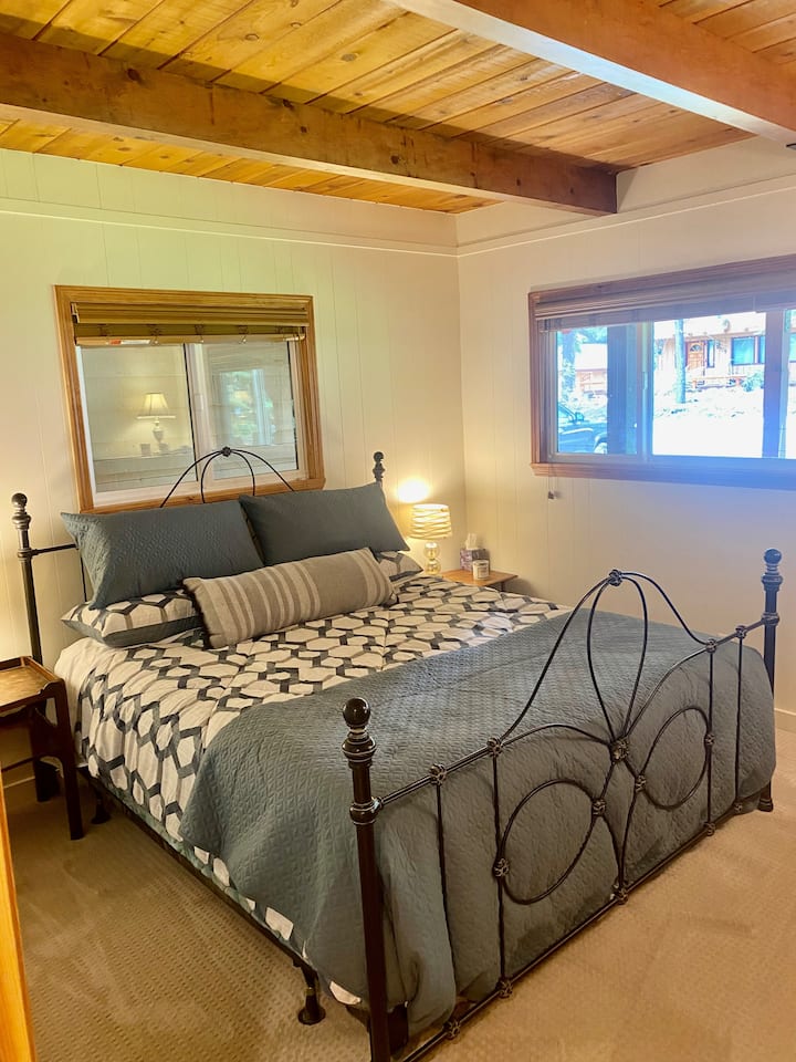 חדר שינה קינג, למטה. ארון גדול ושטח מגירה.