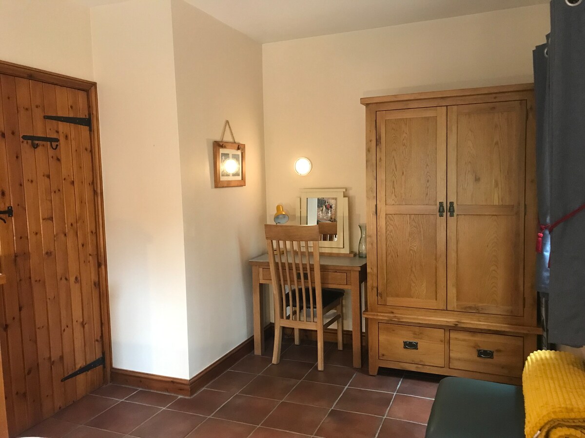 Woodside double bedroom dressing area