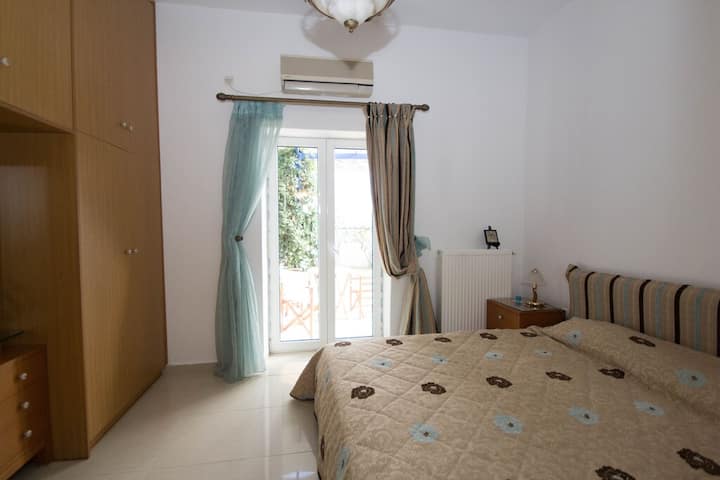 1er dormitorio con una cama matrimonial