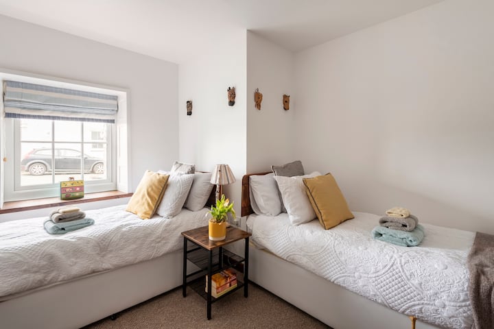 El dormitorio dos está al lado del maestro y se puede preparar como dos individuales o una cama tamaño king.