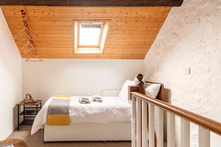Un loft Crogg y se puede preparar como dos individuales o una cama tamaño king