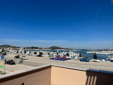 Top performing Airbnb: Ivy apartment - spacious and modern with sea view in Općina Murter Kornati