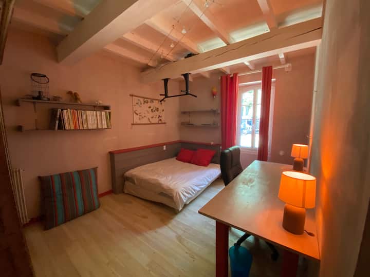 חדר וילונות אדומים