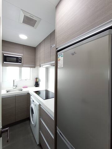 Deluxe 3 bedrooms NO roof top gallery image 5