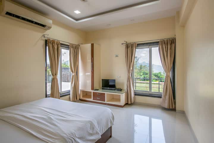 Dormitorio con TV y vistas a las colinas
