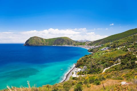 Annuncio Airbnb popolare: THE HOUSE ON THE CORSO a Lipari