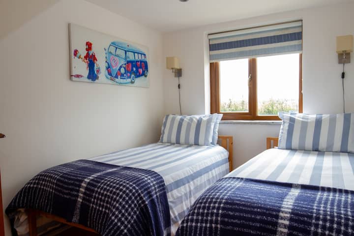 双床卧室，配备2张3英尺单人床