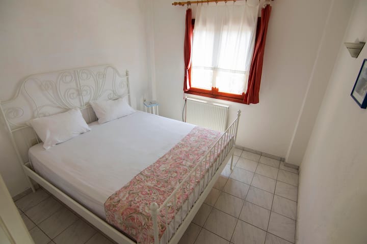 一楼有双人床。