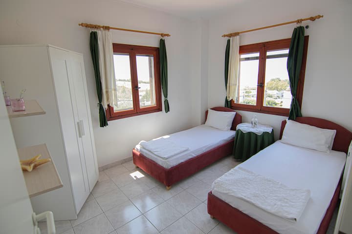 楼层的第二间客房配备两张床。