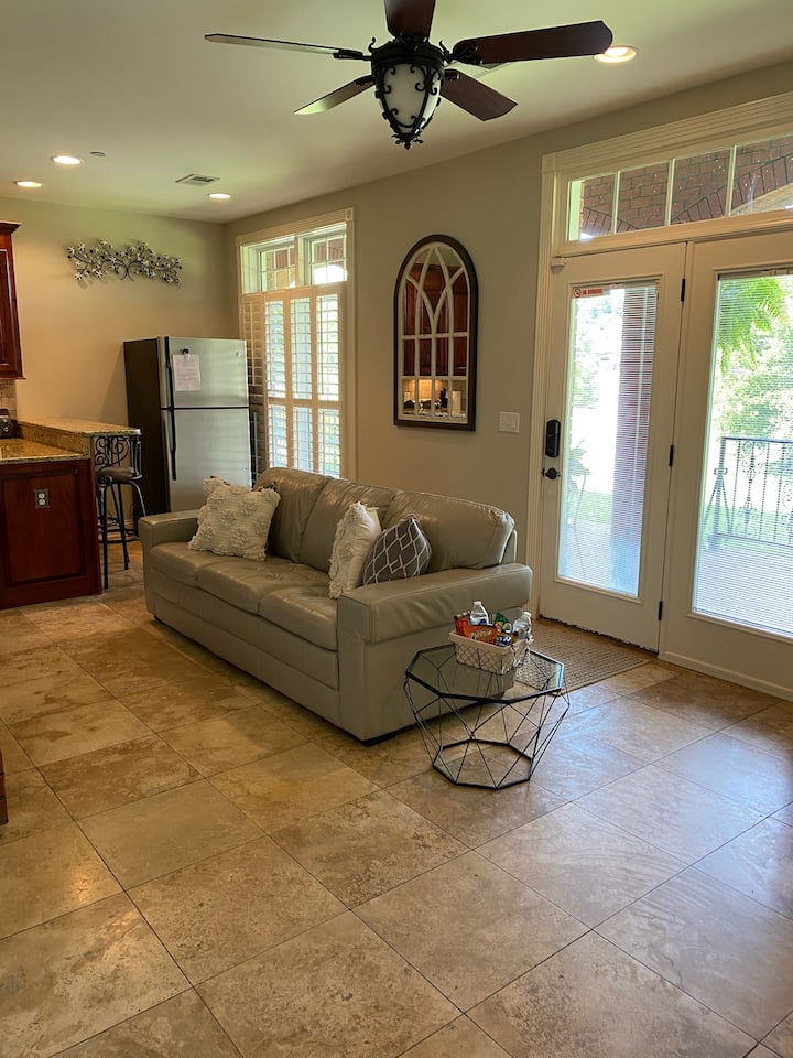 ห้องนั่งเล่นพร้อมครัวขนาดเล็กเช่นเข้ามาในอพาร์ทเมนท์