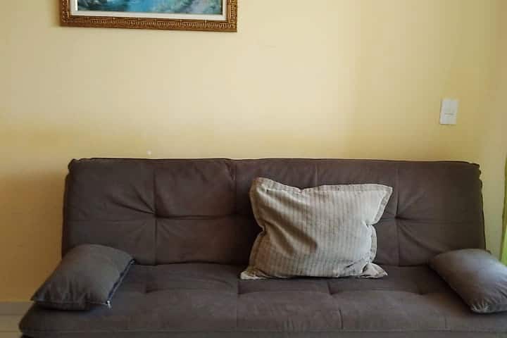 Agrega una cama en la habitación súper cómoda.