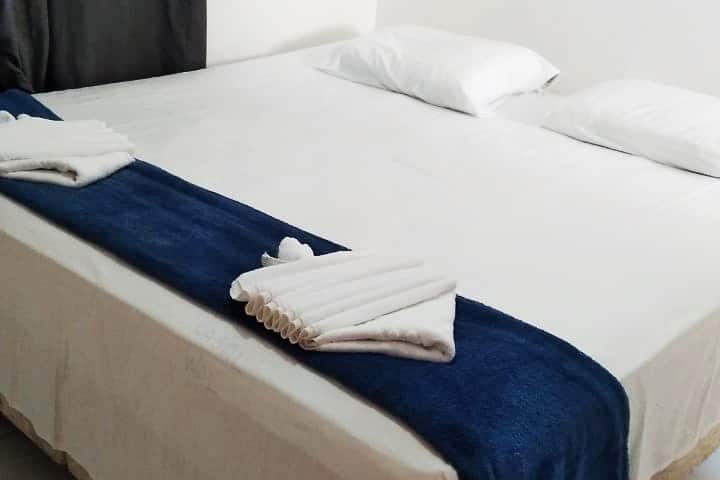 Dormitorio con cama tamaño king size