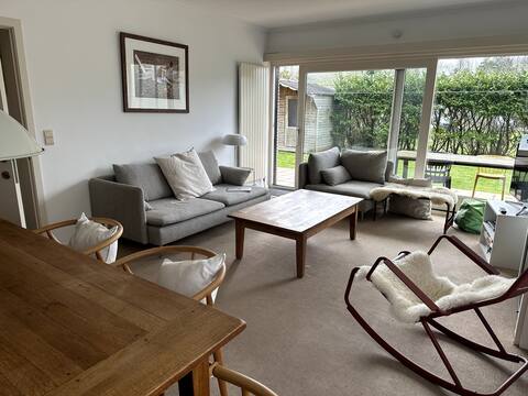 Seaside apartment with garden and beach cabin