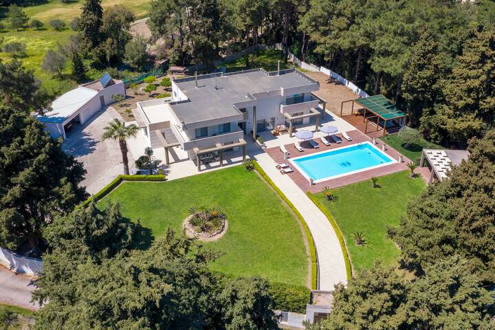 Bella Foresta Villa, 7 Bedroom Luxurious Villa gallery image 4