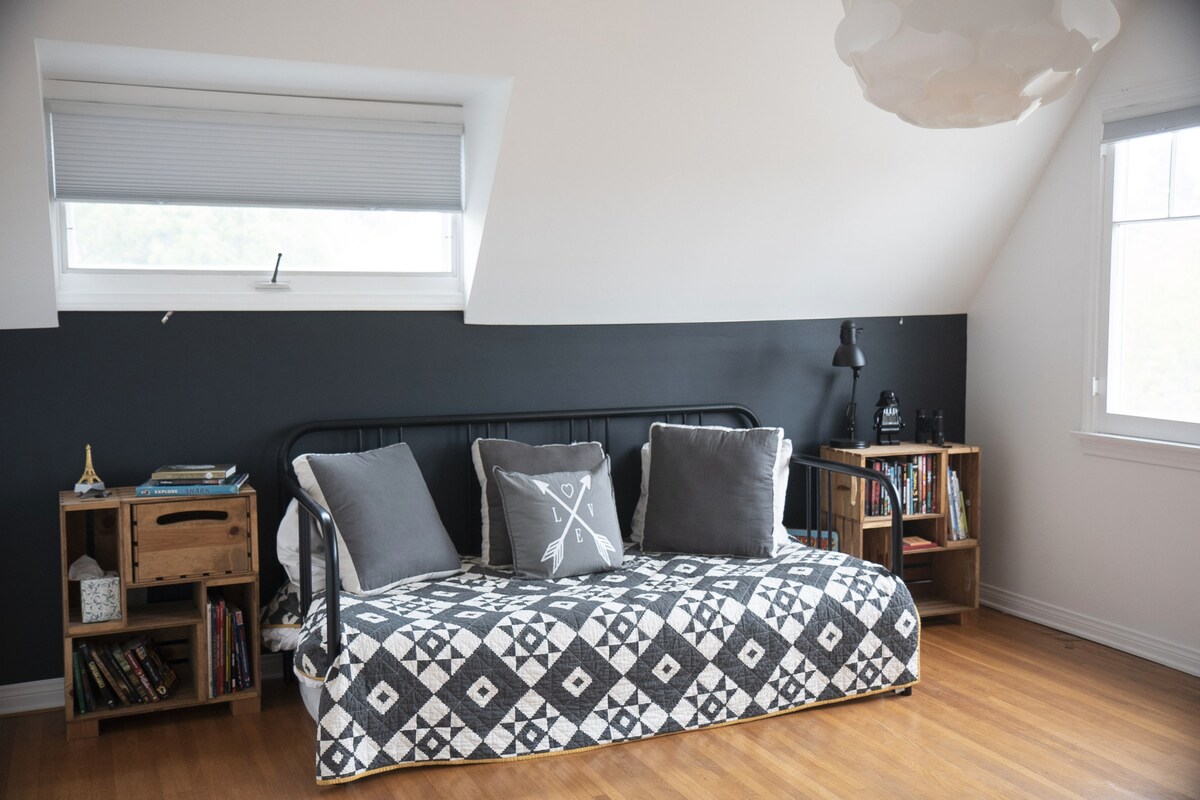 เตียงคู่หรือเตียงคู่ (ดึงออกมาในระดับเดียวกันในห้องนอนขนาดใหญ่ที่สอง ห้องนี้เหมาะสำหรับเด็กที่มีความรักในหนังสือ