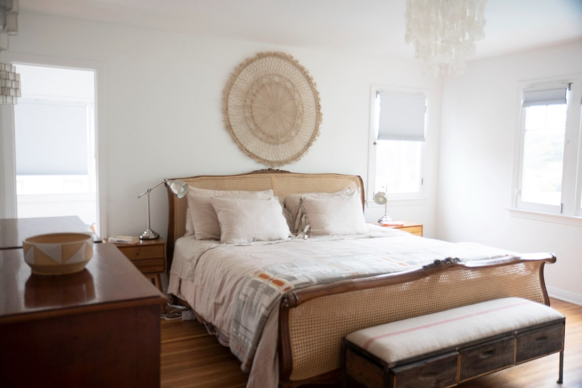 ห้องนอนใหญ่พร้อมเตียงขนาด 6 ฟุต 6 นิ้วแบบกำหนดเองโดย 'และ So To Bed' วิวสระว่ายน้ำและต้นไม้และเดินในตู้เสื้อผ้าและห้องแต่งตัว เฟอร์นิเจอร์ไม้สไตล์วินเทจที่เรานำมาด้วยจากลอนดอน