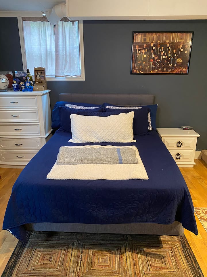 Spavaća soba 3: uređeni podrum (morate se koristiti stepenicama) – uključuje bračni krevet s nadmadracem od memorijske pjene.