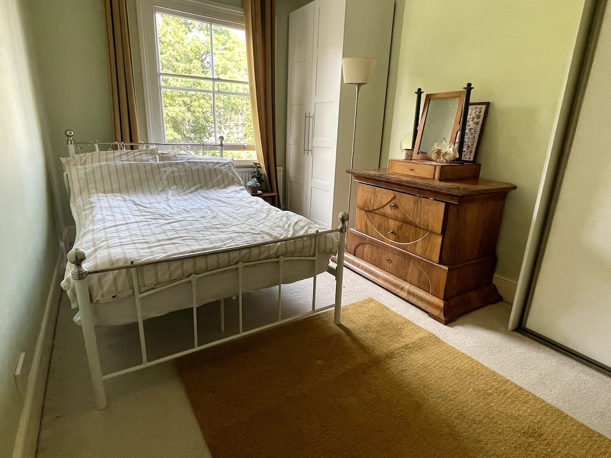 Dit is de kleinste slaapkamer met een klein (120 cm) tweepersoonsbed. Maar het is op de tuin gericht en rustig en heeft veel kledingkastruimte. Op de bovenste verdieping.