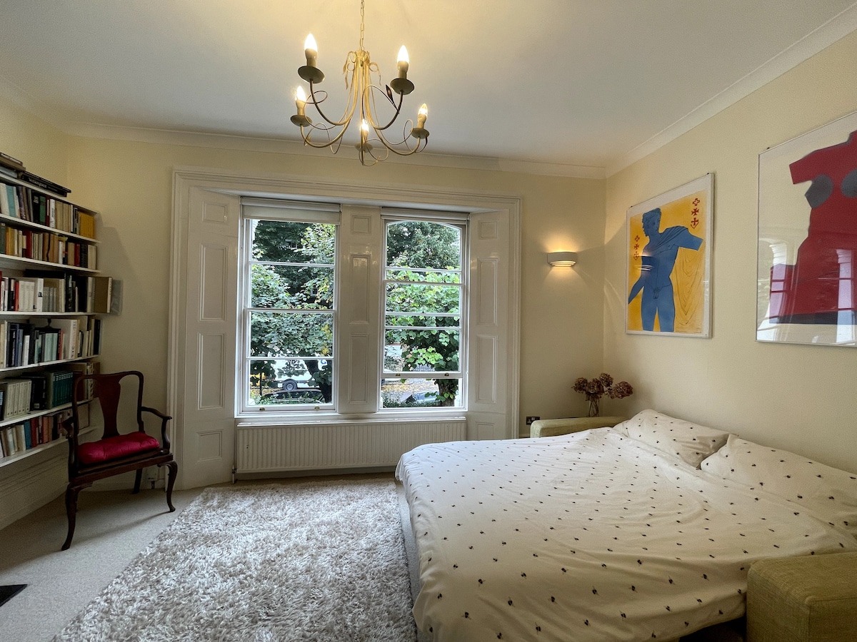 Deze kamer bevindt zich op de verhoogde begane grond/ hoofdingang. Badkamer op deze verdieping.