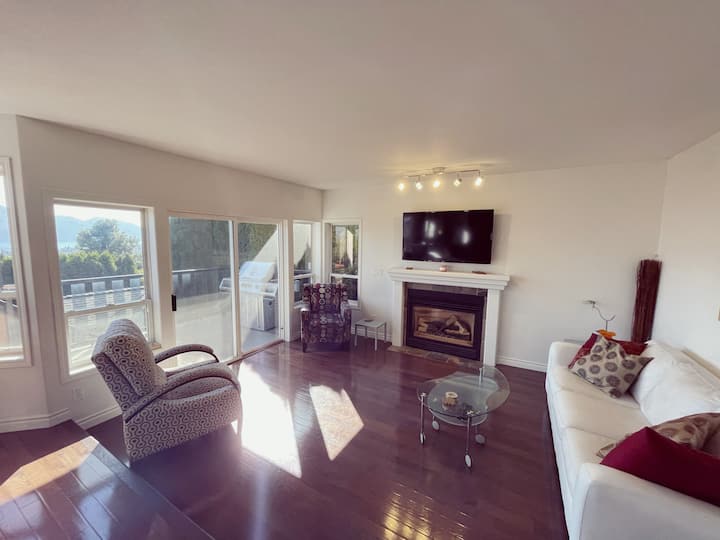 Lake Views & Relaxation - Peachland