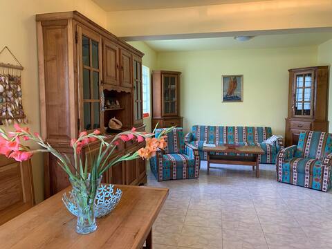 Lovely Villa next to the Beach (50m away)